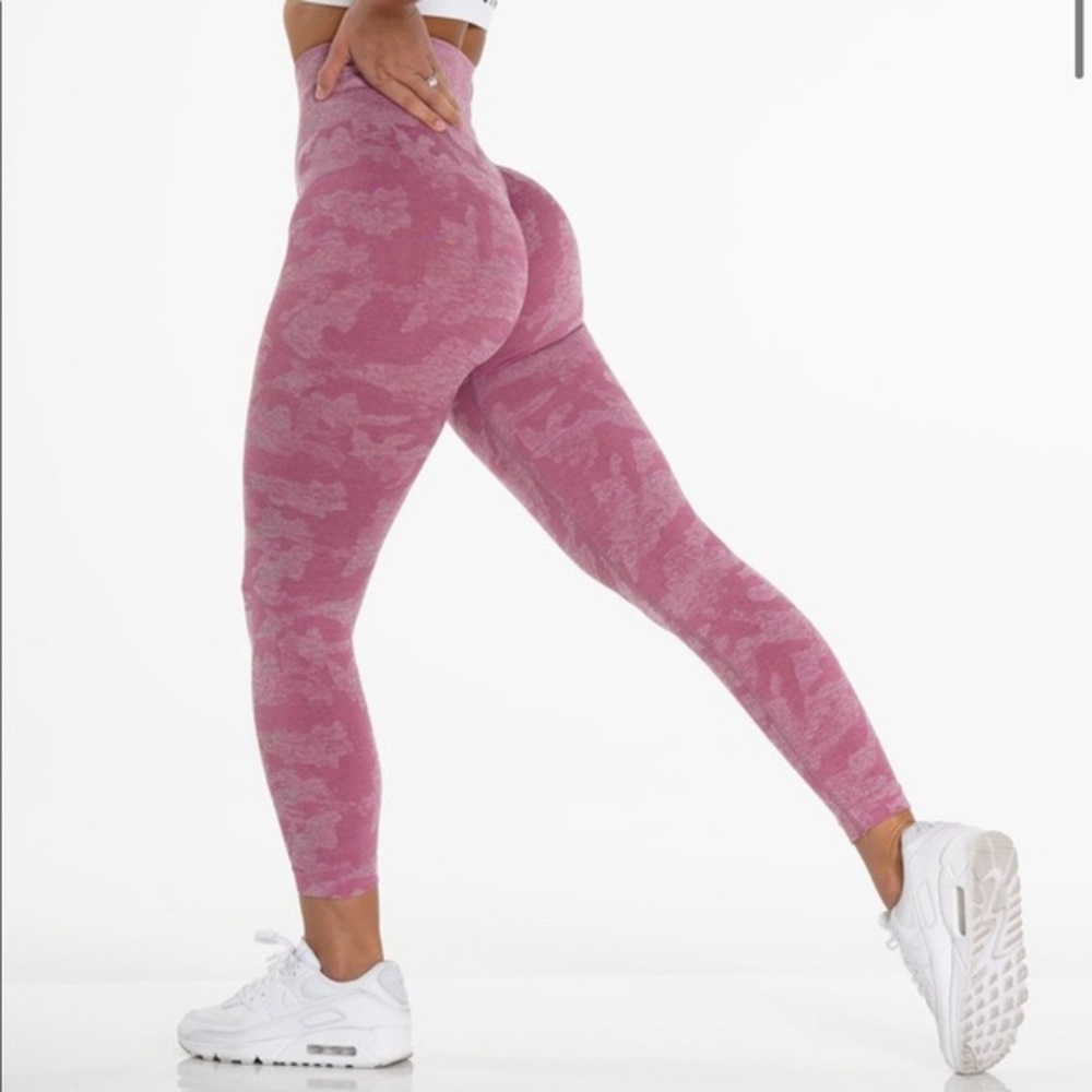 SOLD (to Juliamfaz17) NVGTN camo seamless leggings